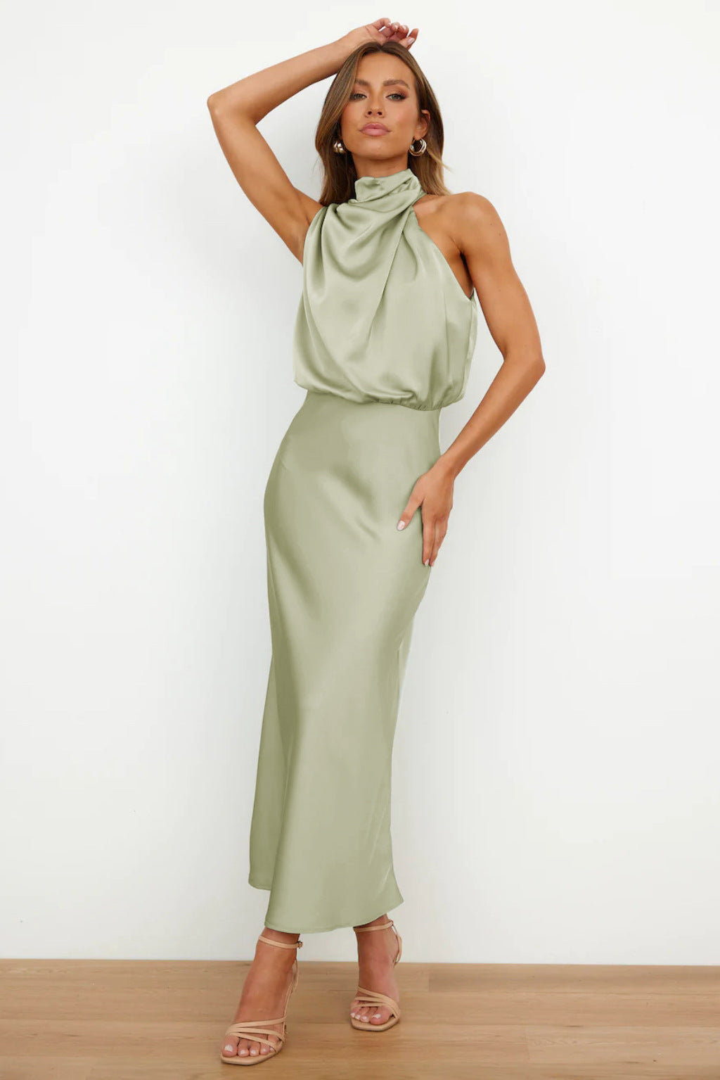 ROBE LONGUE EN SATIN AVEC DÉCOLLETÉ