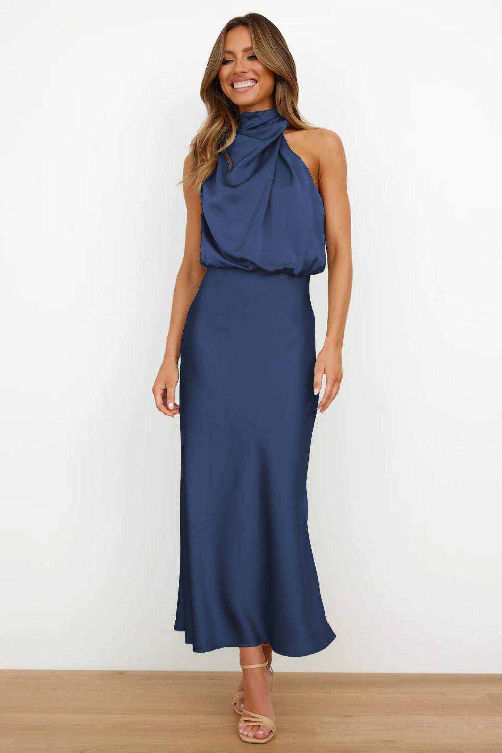 ROBE LONGUE EN SATIN AVEC DÉCOLLETÉ