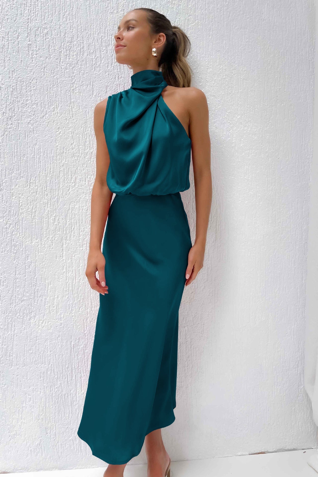 ROBE LONGUE EN SATIN AVEC DÉCOLLETÉ