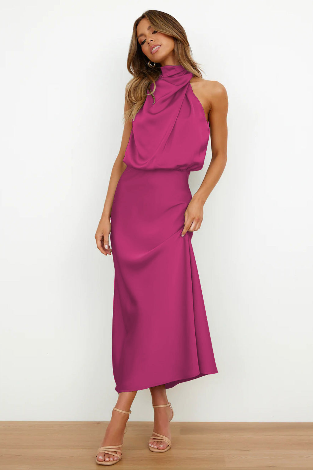 ROBE LONGUE EN SATIN AVEC DÉCOLLETÉ