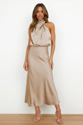 ROBE LONGUE EN SATIN AVEC DÉCOLLETÉ