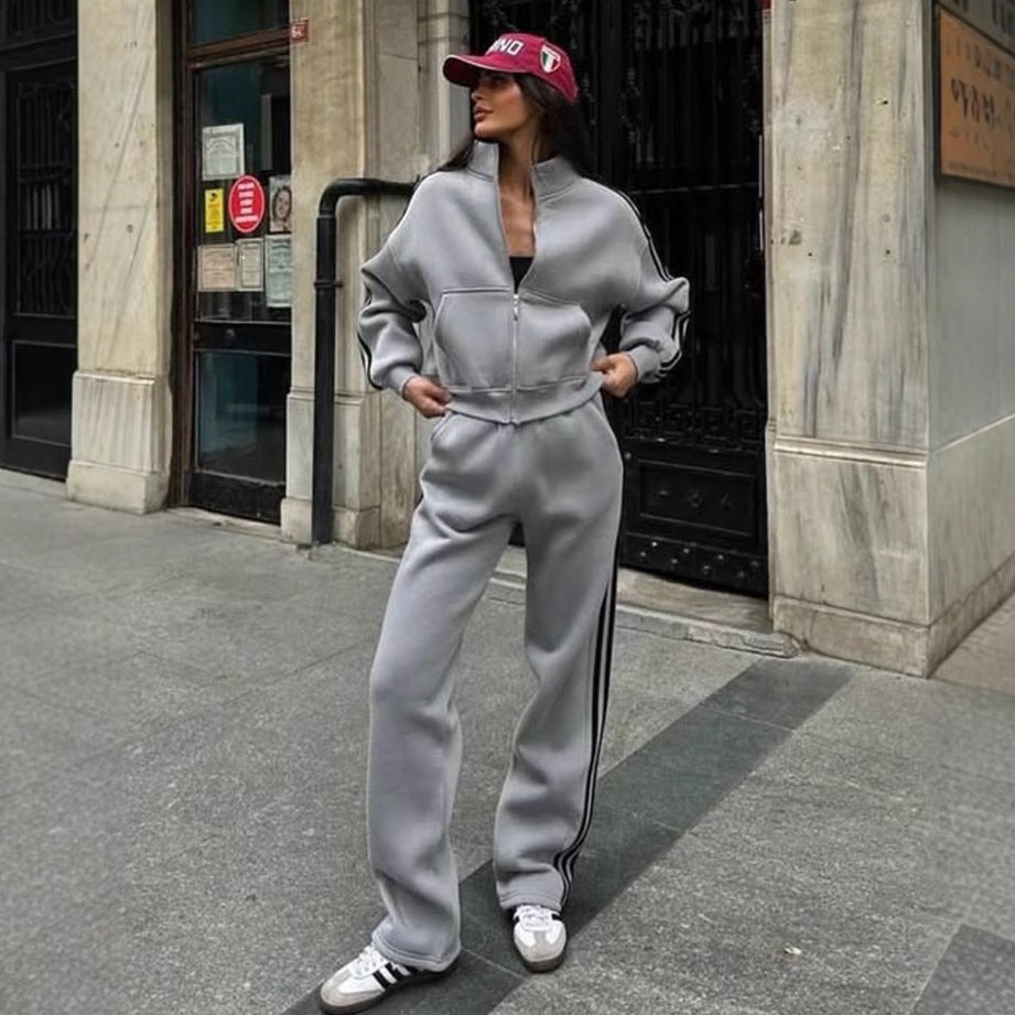 Ensemble de jogging féminin sport chic en deux parties avec col montant, fermeture éclair intégrale et bandes contrastées sur les côtés Echo Archiv