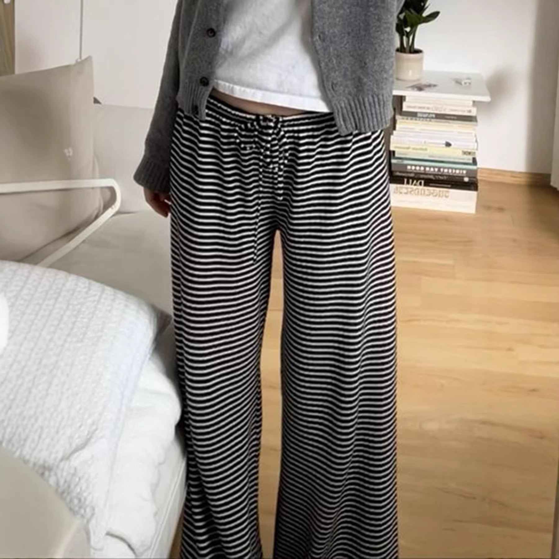 Pantalons de détente pour femmes avec taille élastique et motif à rayures fin