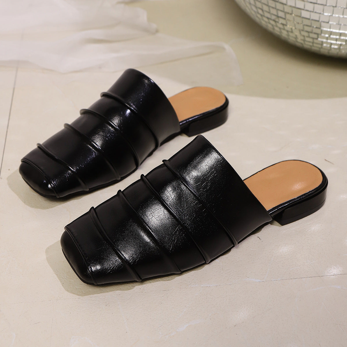 Mules pour femmes avec surface métallique brillante et design de lanières élégant R&B