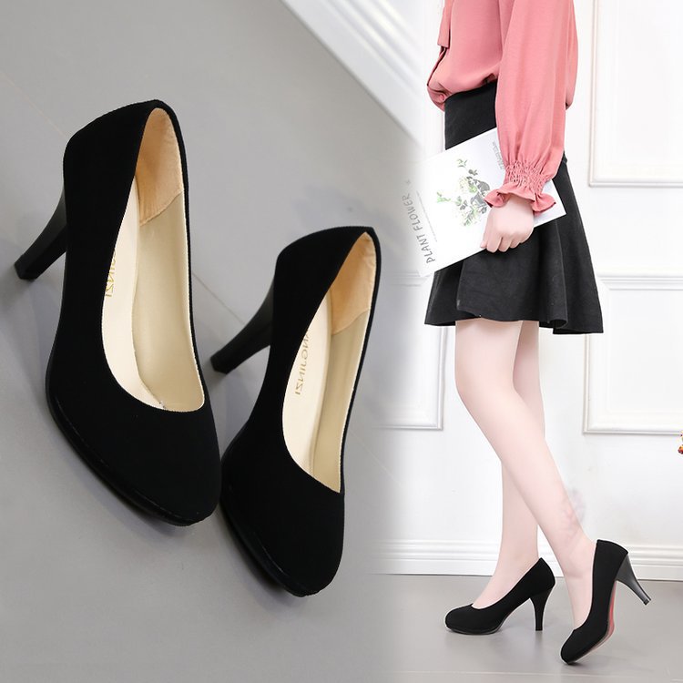 Pompes classiques pour femmes avec un élégant talon bloc et un rembourrage intérieur confortable R&B