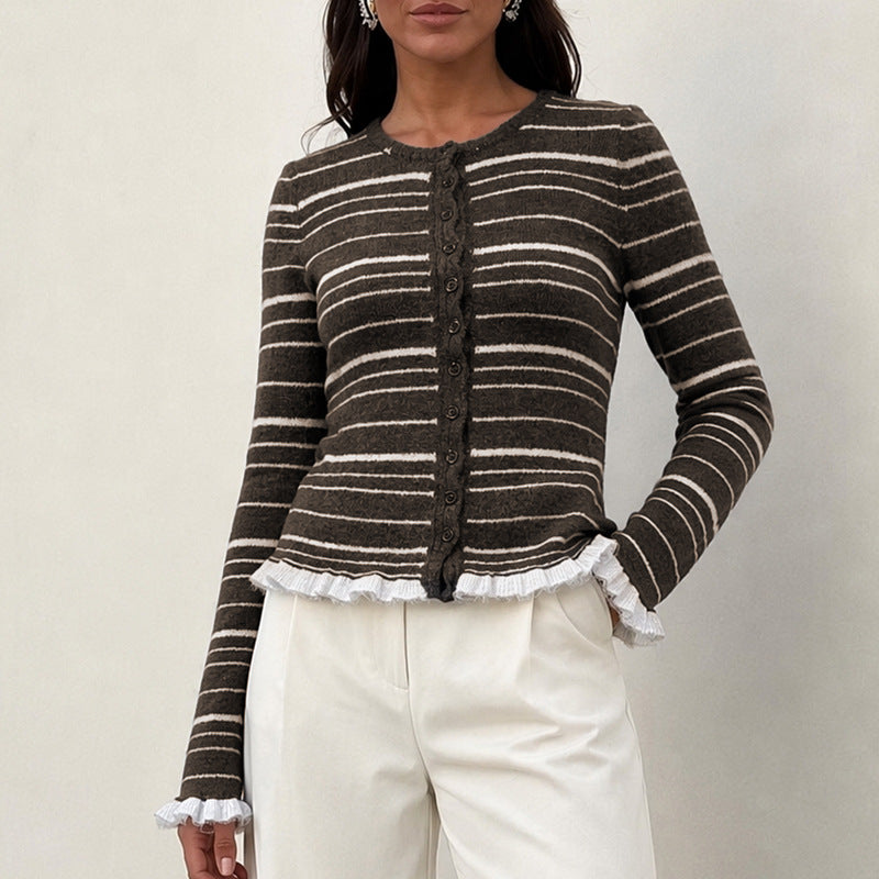 Cardigan à boutons en fine maille pour femmes avec rayures, volants et coupe cintrée Echoarchiv