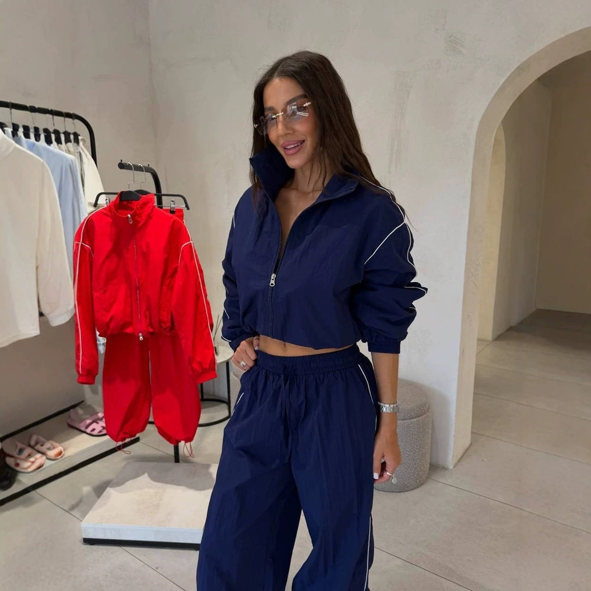 Ensemble coupe-vent court pour femmes avec pantalon de jogging ample et passepoil contrasté Echoarchiv