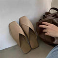 Sandales confortables pour femmes avec des lanières croisées modernes et une partie avant carrée R&B