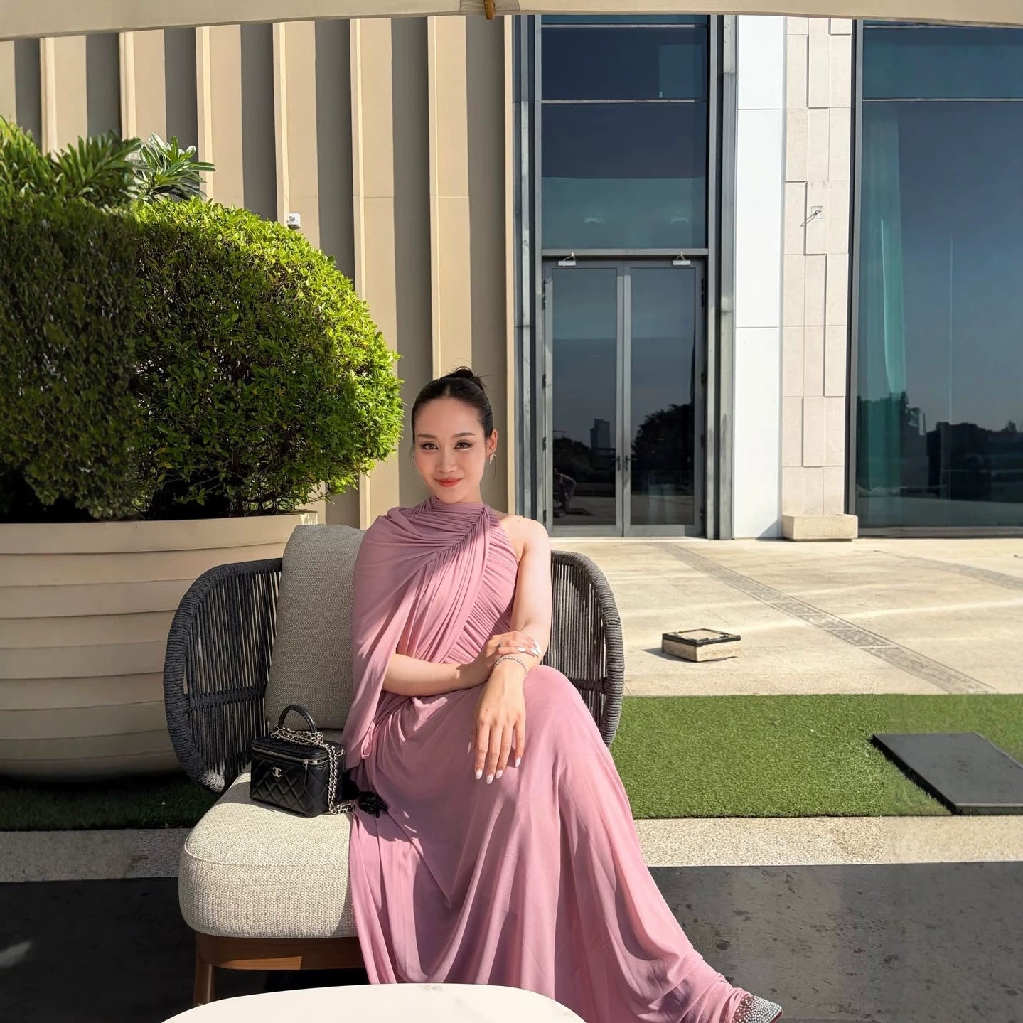 Robe portefeuille élégante pour femmes avec design asymétrique et drapé fluide Heidi-Mode