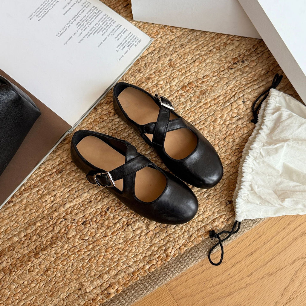 Ballerines élégantes pour femmes avec une bride tendance et une surface en cuir de haute qualité R&B