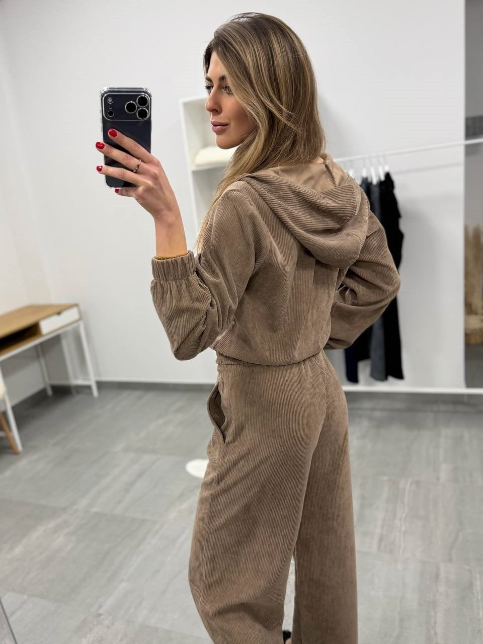 Ensemble en velours côtelé doux pour femmes avec veste à capuche courte et pantalon confortable Echo Archiv
