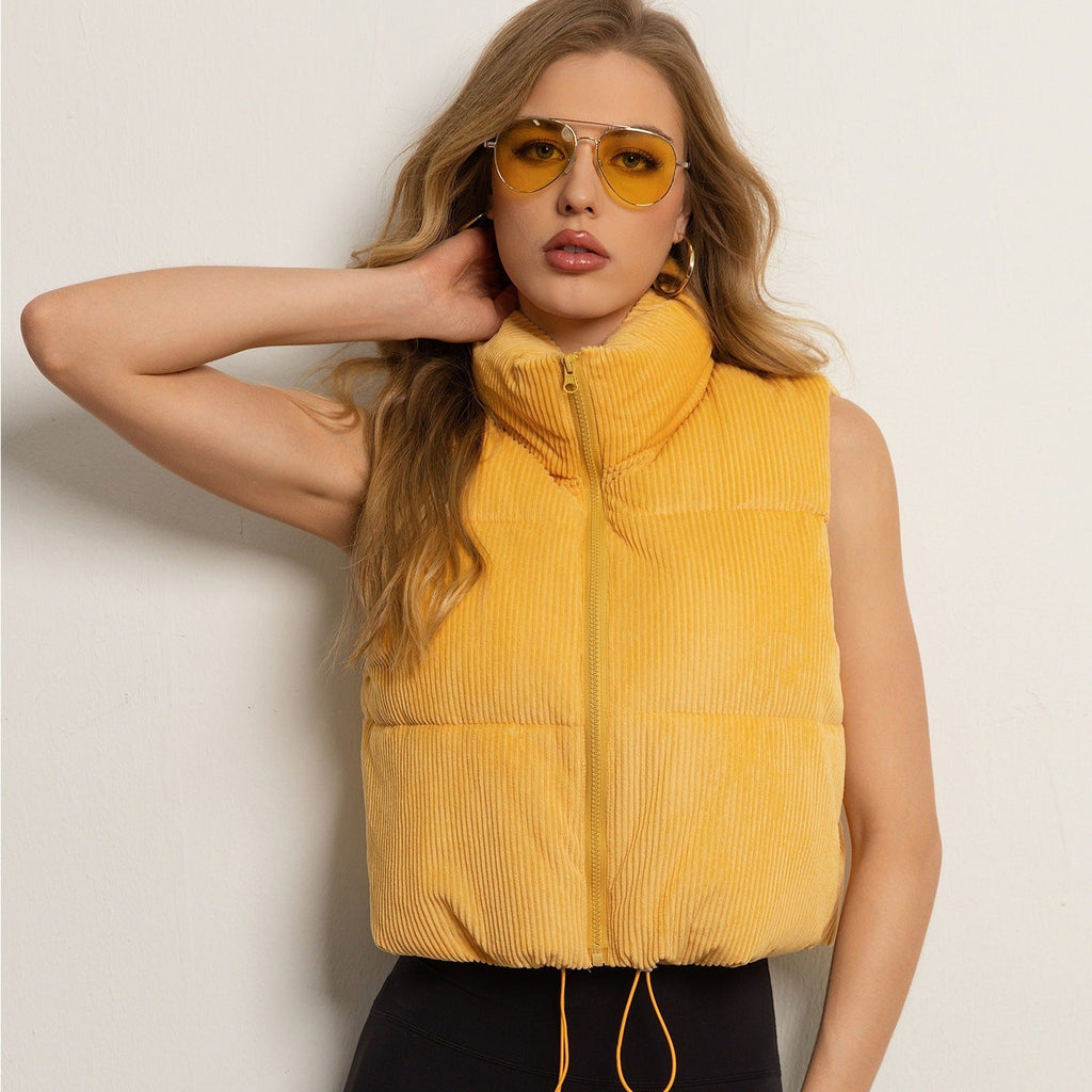 Gilet boxy en corduroy matelassé pour femmes avec col montant volumineux et cordon de serrage ajustable Echo Archiv