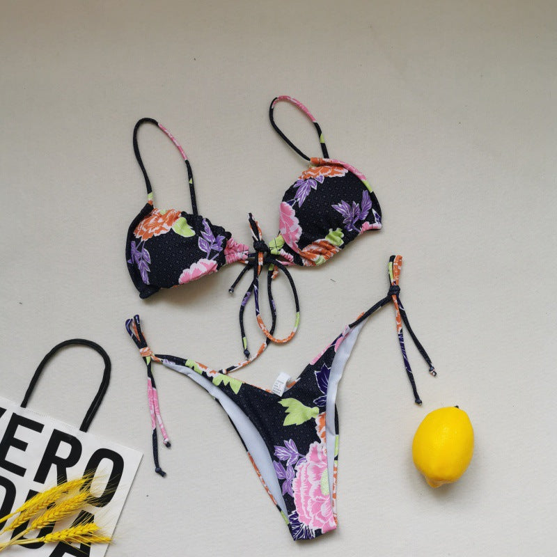 Ensemble bikini triangle pour femmes avec des liens ludiques et un contraste de couleurs élégant R&B
