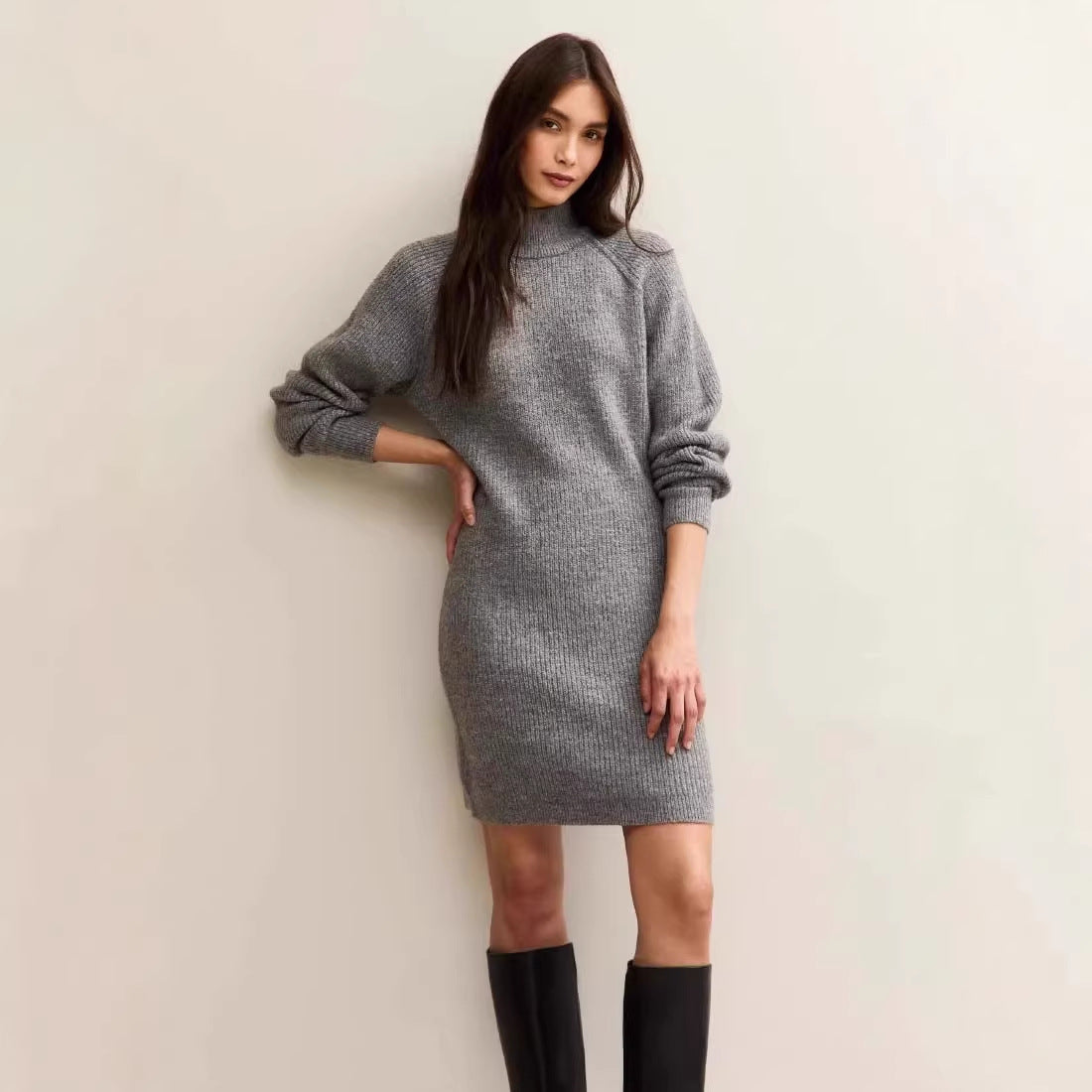 Robe en tricot pour femmes avec silhouette cintrée, col montant et manches raglan