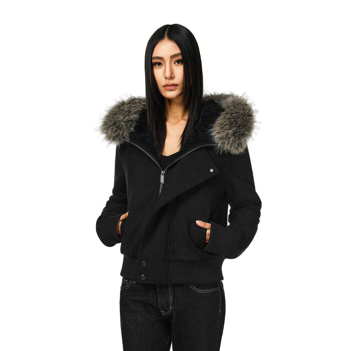 Veste bomber courte pour femmes en imitation peau de mouton avec capuche volumineuse et poignets avec trou pour le pouce Echo Archiv