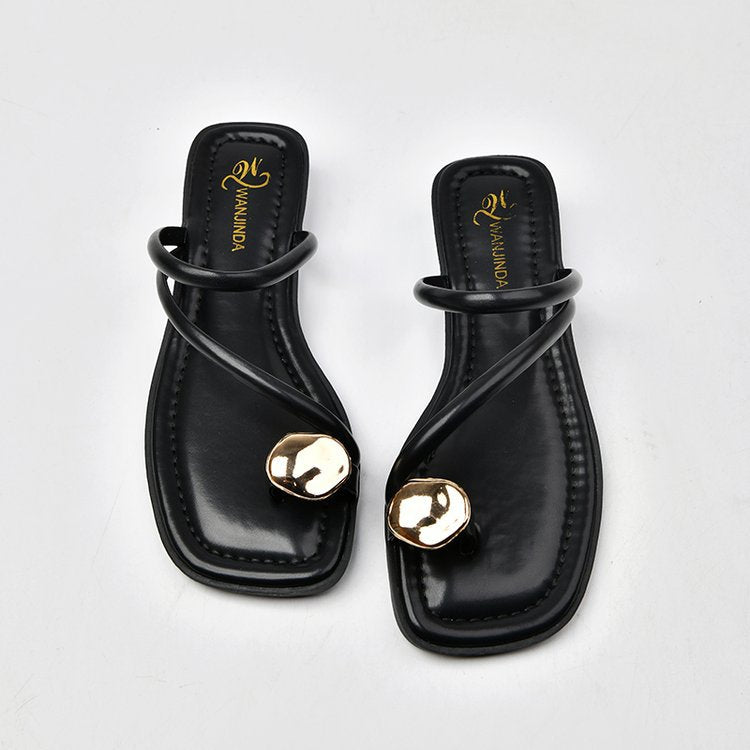 Sandales élégantes pour femmes avec un design de lanière élégant et un détail bijou accrocheur R&B