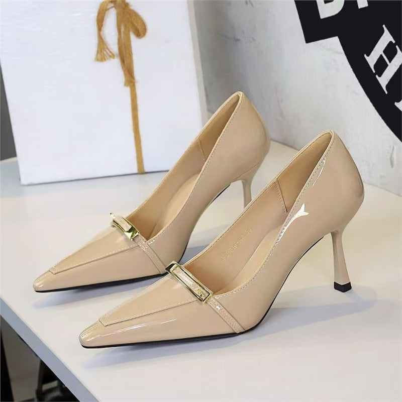 Talons hauts élégants pour femmes avec surface brillante et boucle dorée R&B