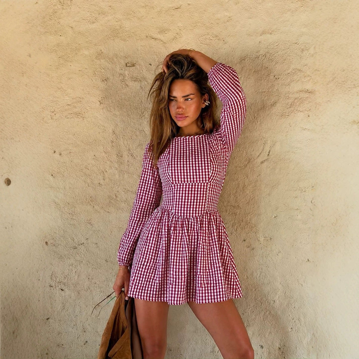 Robe mini ajustée en vichy pour femmes avec manches longues, couture flatteuse et jupe volumineuse