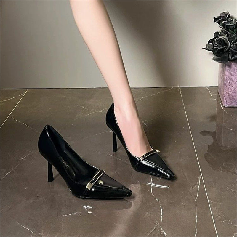 Talons hauts élégants pour femmes avec surface brillante et boucle dorée R&B