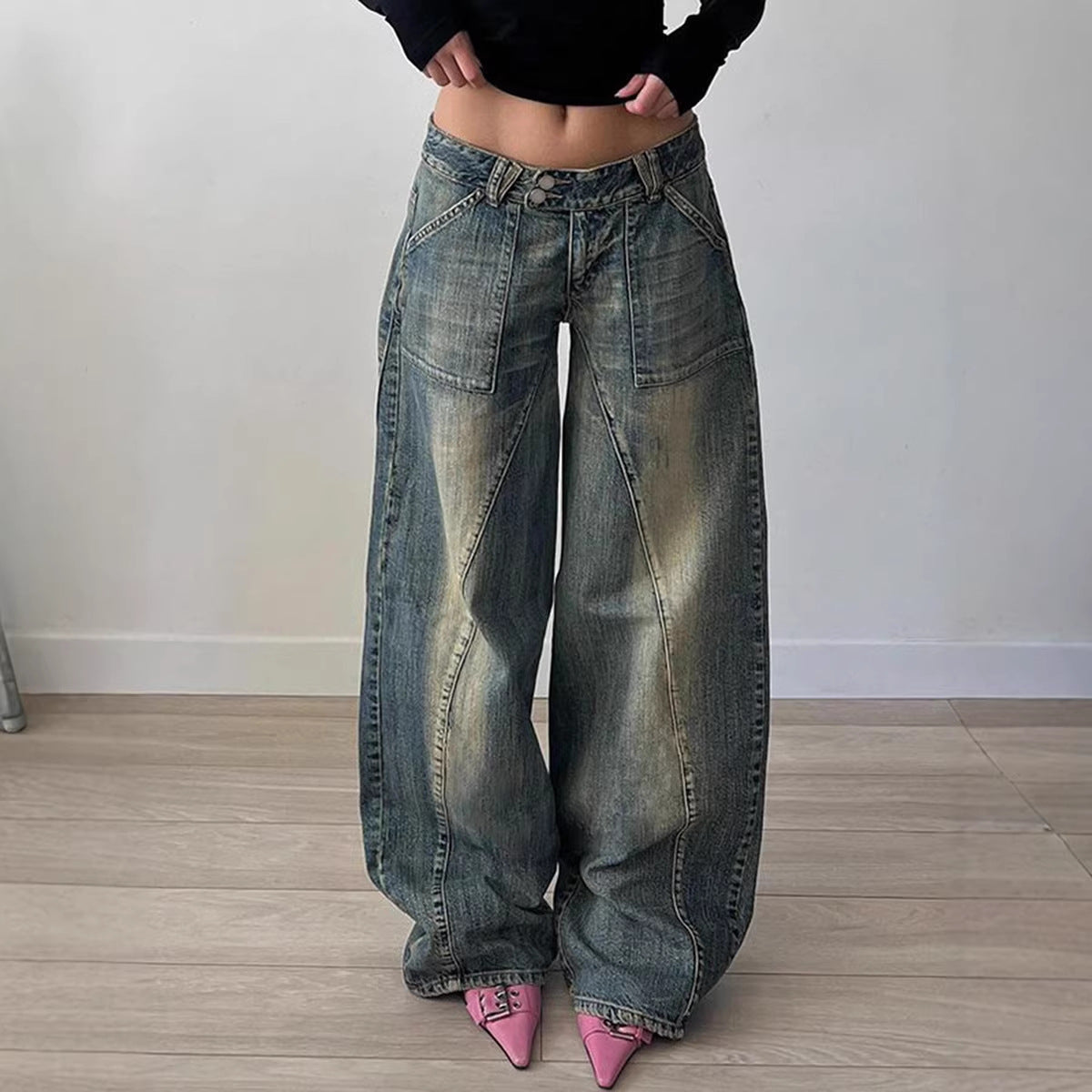 Jeans baggy taille basse pour femmes avec des panneaux en V marquants et des poches avant plaquées Echo Archiv
