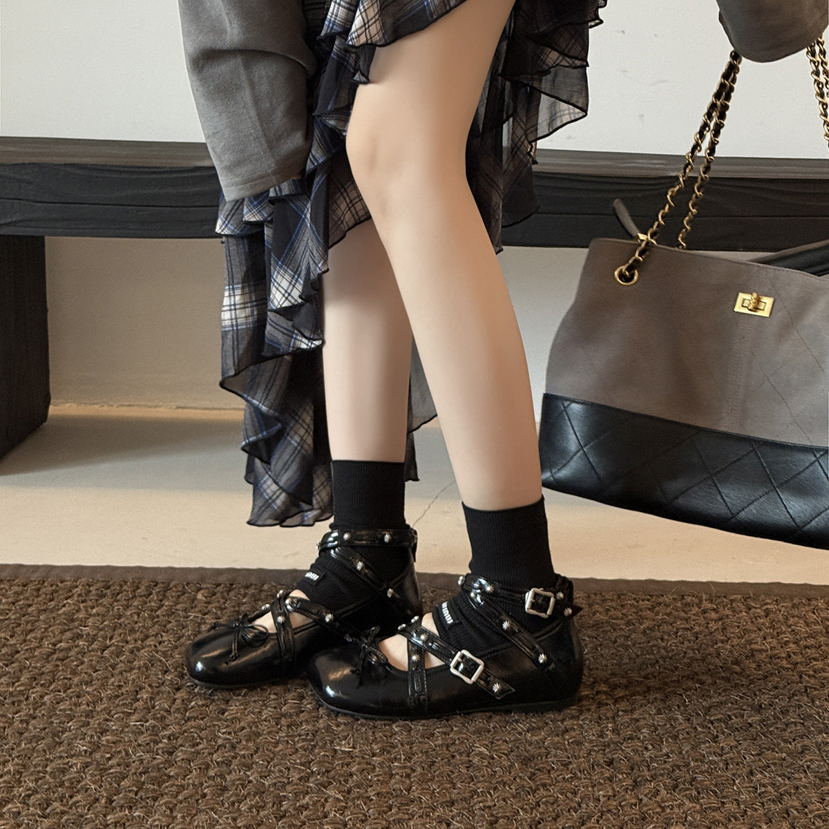 Ballerines élégantes pour femmes avec une bride à la mode et des détails floraux décoratifs R&B