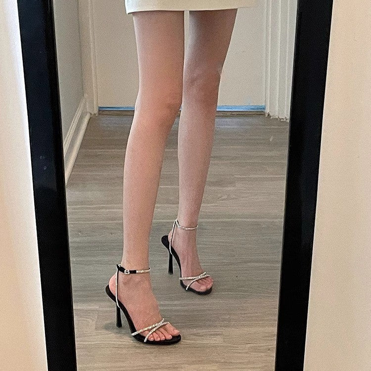 Sandales élégantes à talons aiguilles pour femmes avec des détails scintillants en strass R&B