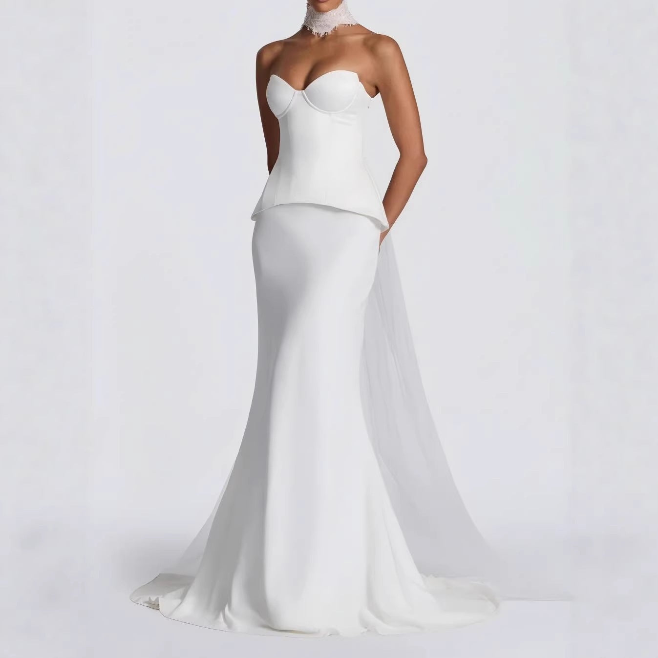 Robe de mariée ajustée pour femmes avec silhouette peplum R&B