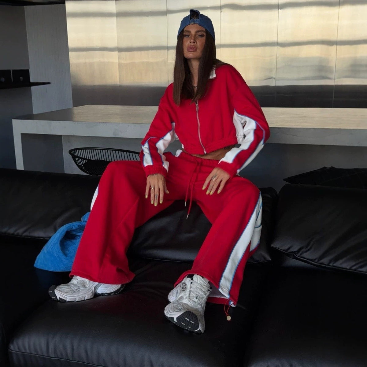 Ensemble d'entraînement crop-zip pour femmes avec jambes larges et bandes latérales contrastées Echoarchiv