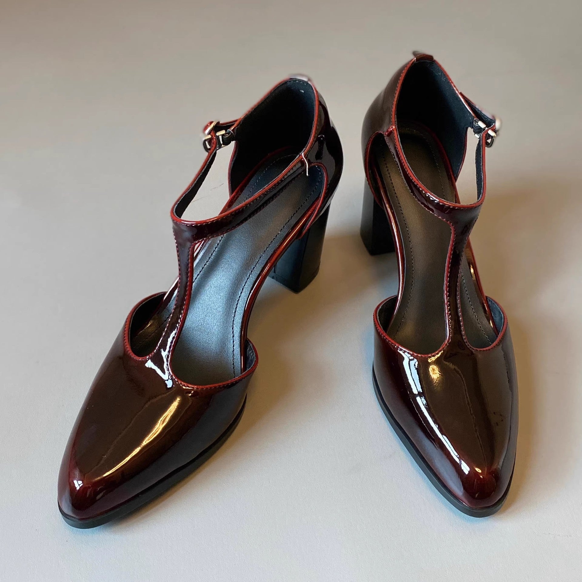 Escarpins à plateforme élégants pour femmes avec une bride tendance et un éclat stylé R&B