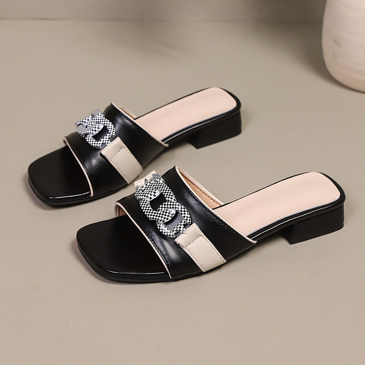 Mules pour femmes au design moderne avec accent de boucle tendance R&B