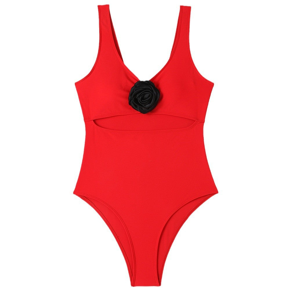 Maillot de bain sportif pour femmes avec coupe stylée et application florale Drune