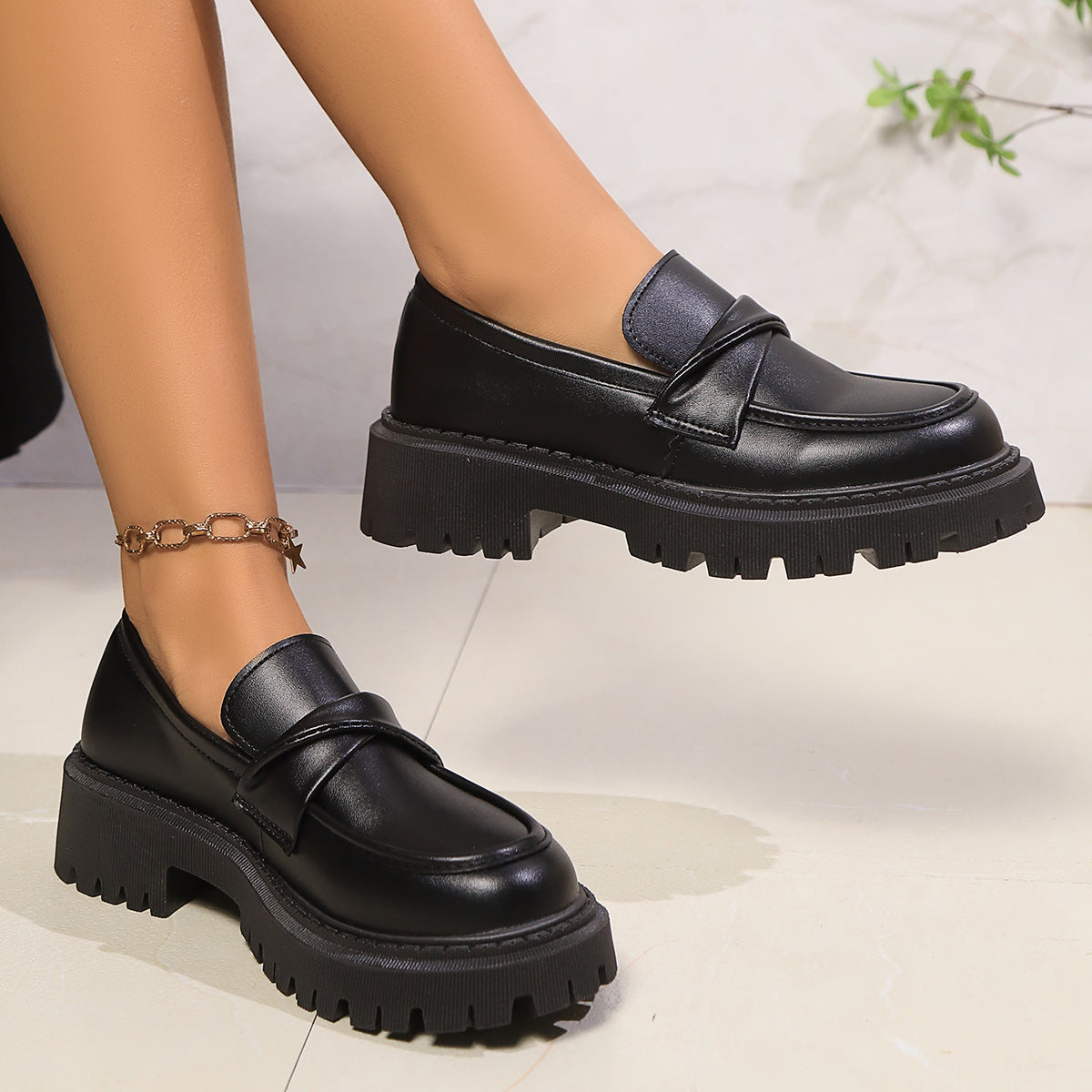 Mocassins pour femmes avec une semelle robuste et un design élégant de lanières R&B