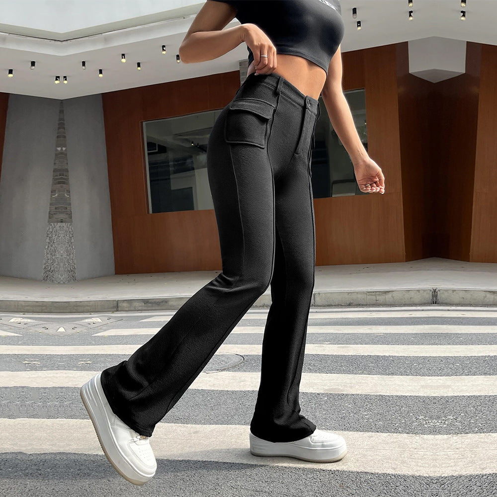 Pantalon cargo femme taille haute avec couture frontale, jambe évasée et poches à rabat