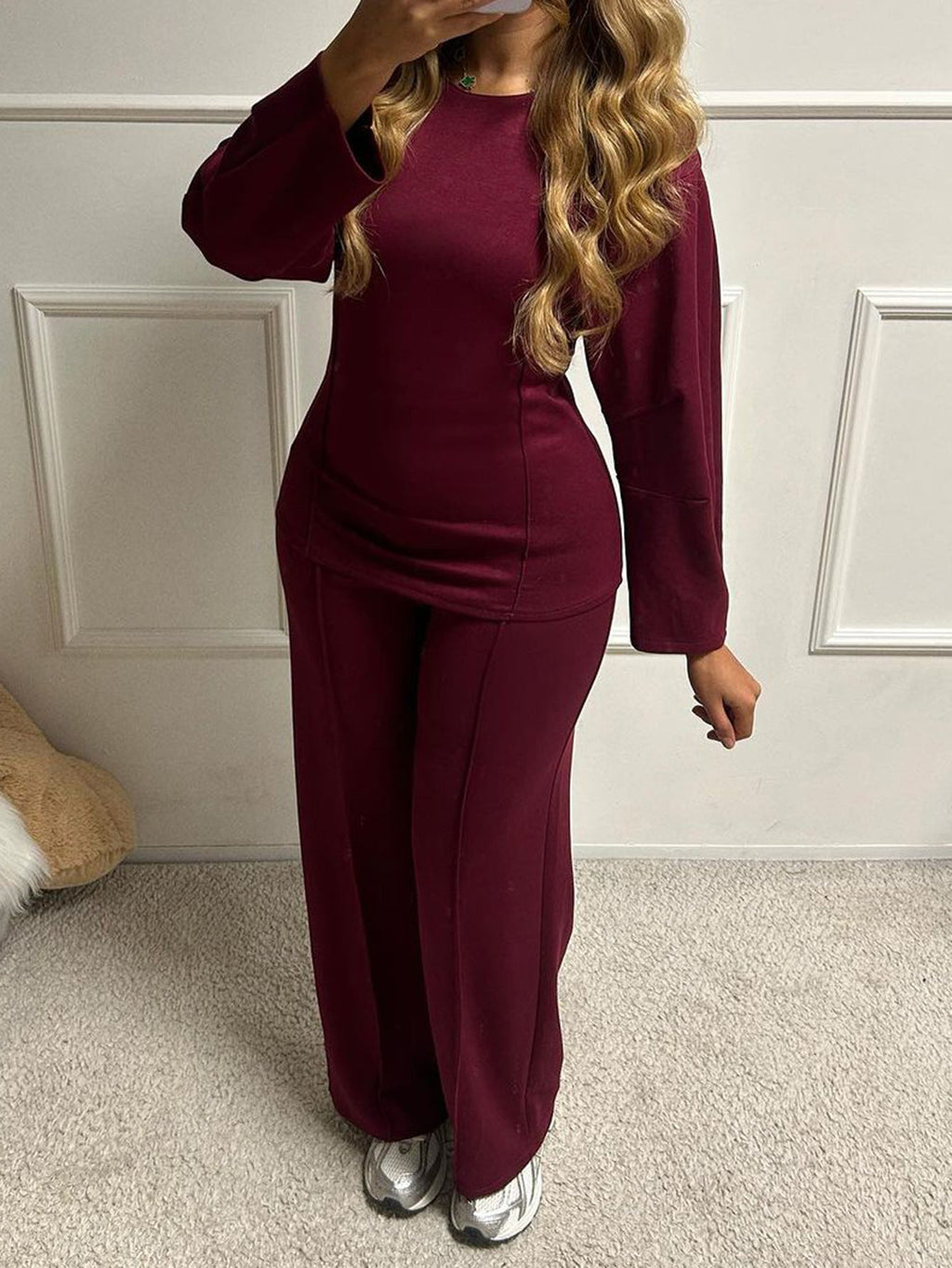 Ensemble lounge pour femmes en sweat-shirt cintré, avec des détails de couture sculptants et un pantalon palazzo ample Echo Archiv