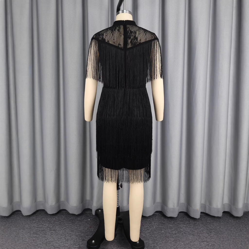 Robe femme avec des détails à franges et un élégant insert en dentelle R&B