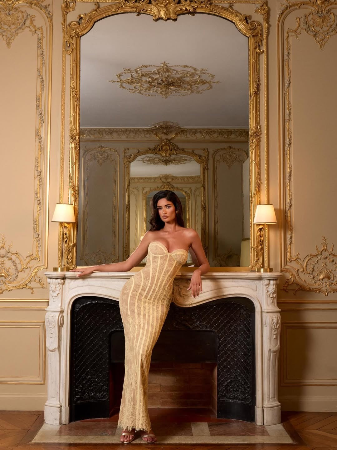 Robe en dentelle ajustée pour femmes avec design sans épaules et taille élégante Heidi-Mode