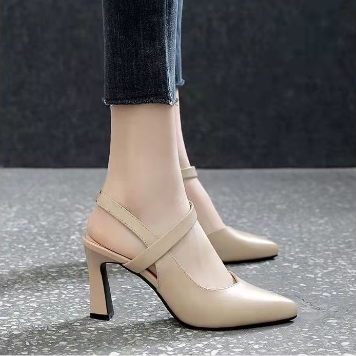 Escarpins à talon ouvert pour femmes avec un élégant bout et un talon bloc moderne R&B