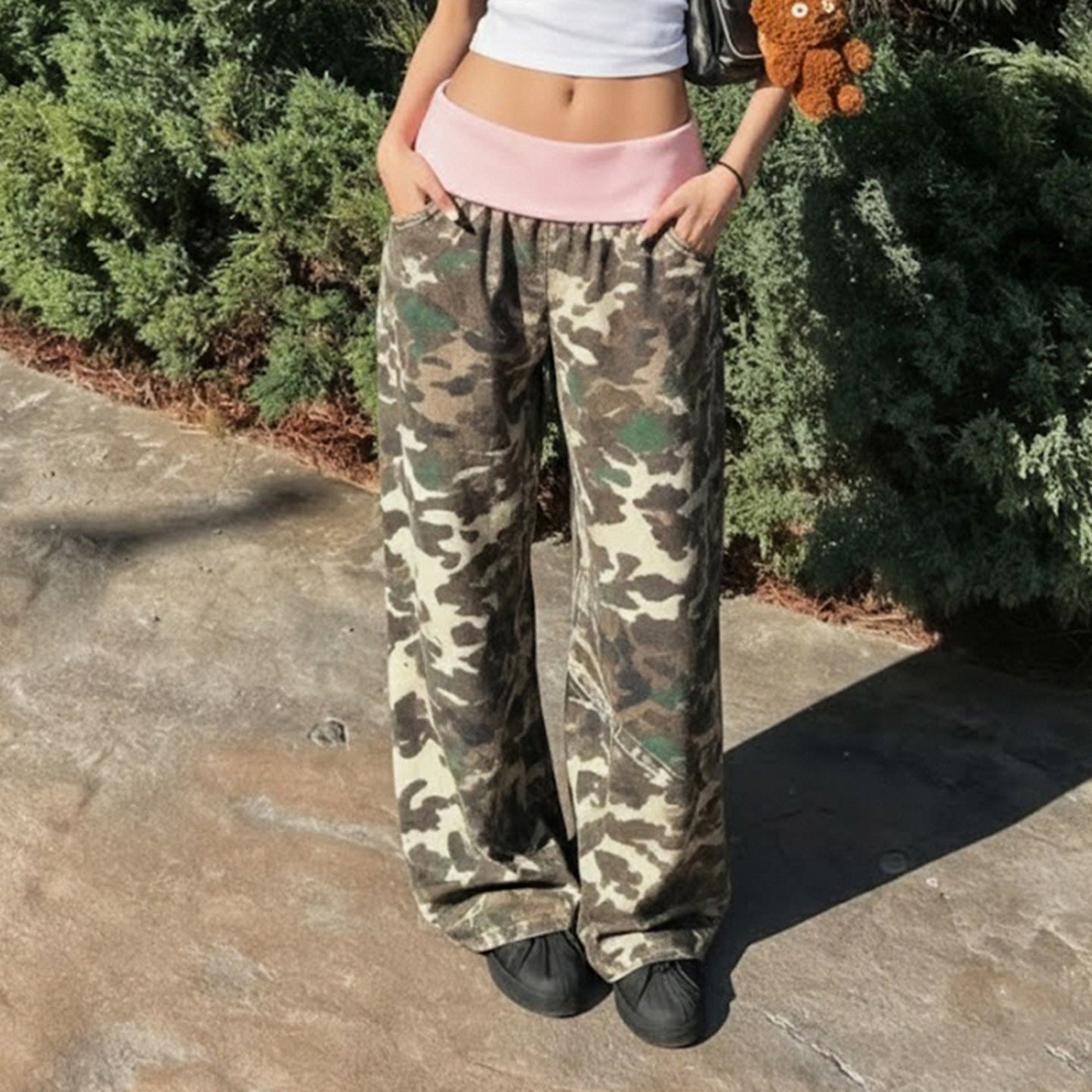 Pantalon de lounge pour femmes avec taille élastique, motif camouflage et confort extensible Echo Archiv