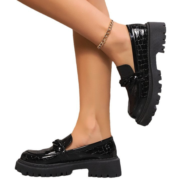 Mocassins pour femmes avec plateforme robuste et structure de surface brillante R&B