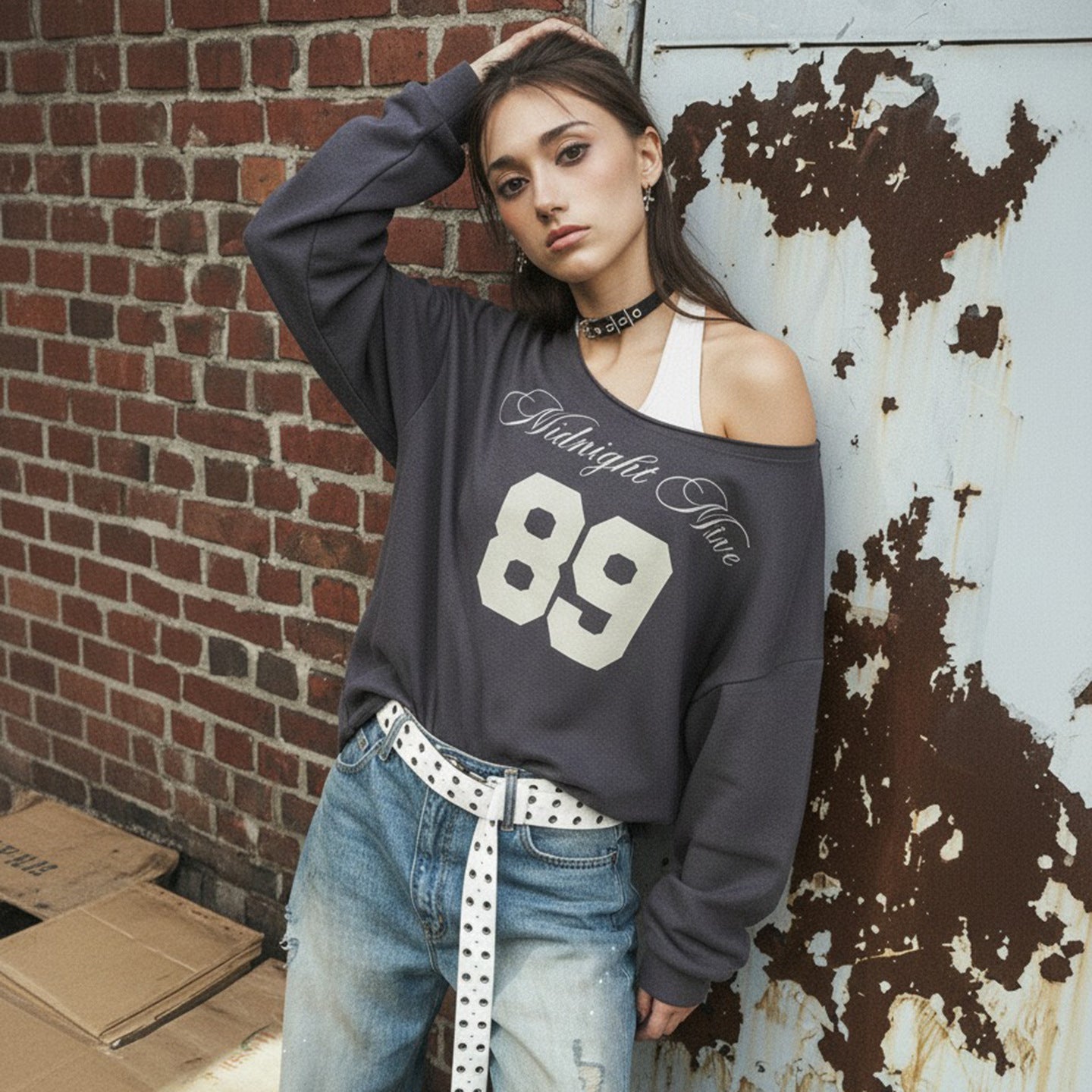 Sweat-shirt oversized pour femmes au style off-shoulder avec impression vintage sur le devant et ourlet évasé Echo Archiv