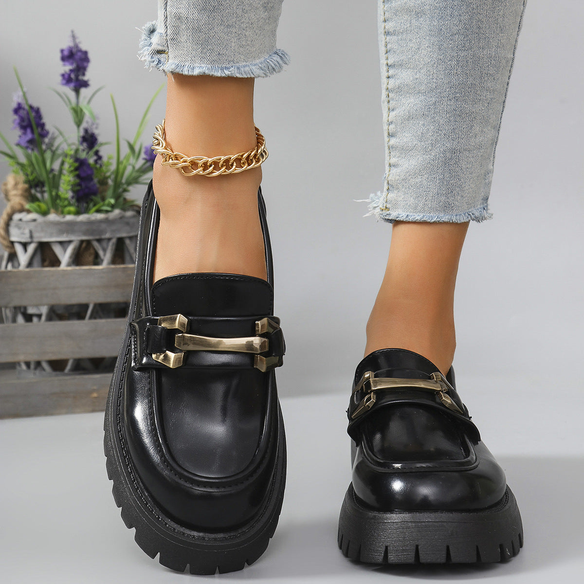 Mocassins pour femmes avec accents métalliques tendance et semelle compensée stable R&B
