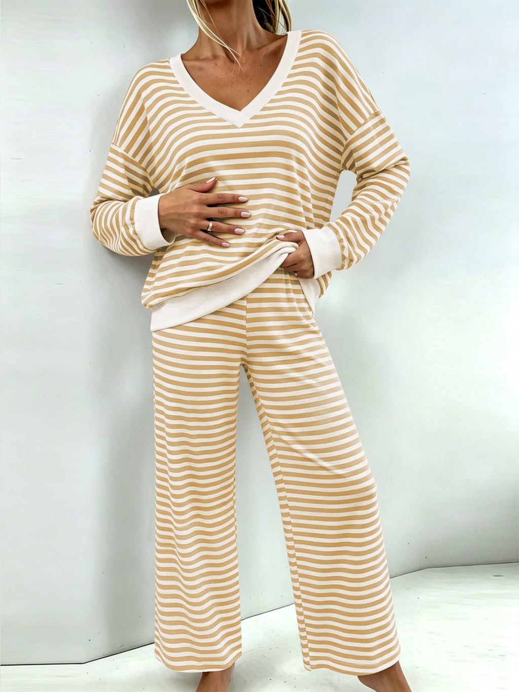 Ensemble de Lounge Rayé pour Femmes avec Décolleté en V, Pull Oversize et Pantalon Palazzo Echoarchiv