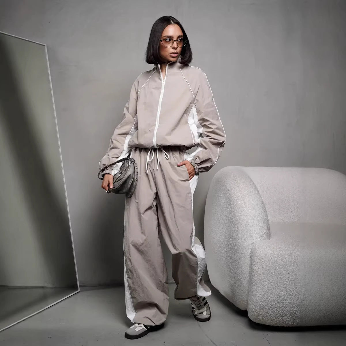 Ensemble de sport élégant pour femmes avec col montant, veste zippée et pantalon à large bande latérale Echo Archiv