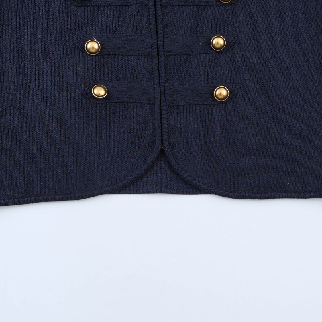 Veste courte pour femmes inspirée du militaire avec encolure ronde, silhouette cintrée et boutons décoratifs dorés Echo Archiv