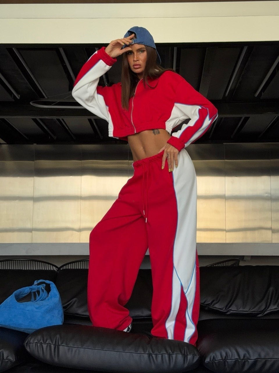 Ensemble d'entraînement crop-zip pour femmes avec jambes larges et bandes latérales contrastées Echoarchiv