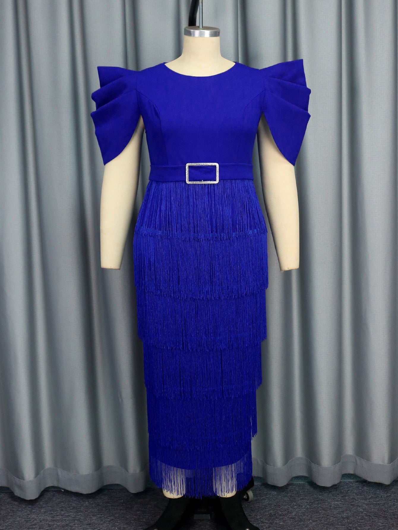 Robe de soirée glamour pour femmes avec épaules volumineuses à volants et franges R&B