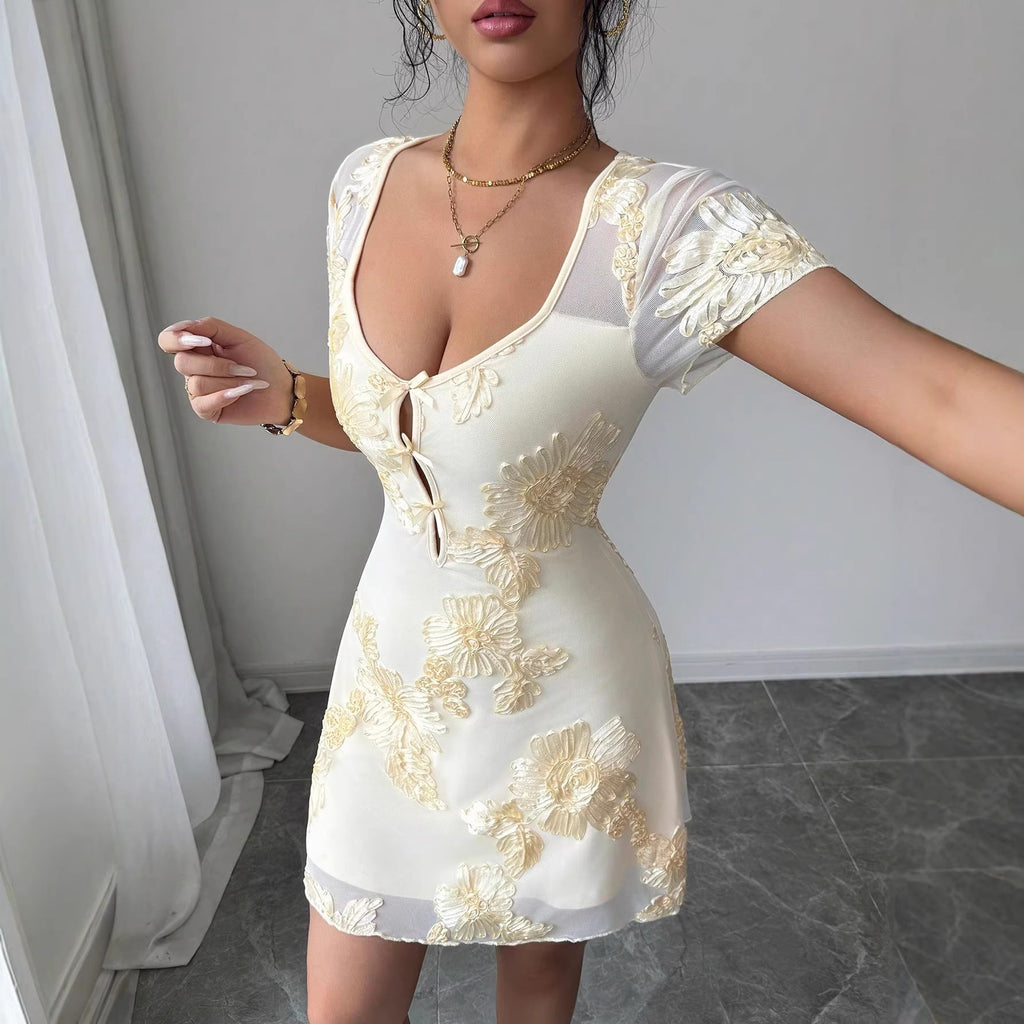 Robe mini en tulle ajustée pour femmes avec broderie florale tridimensionnelle, fente avant et manches courtes transparentes R&B