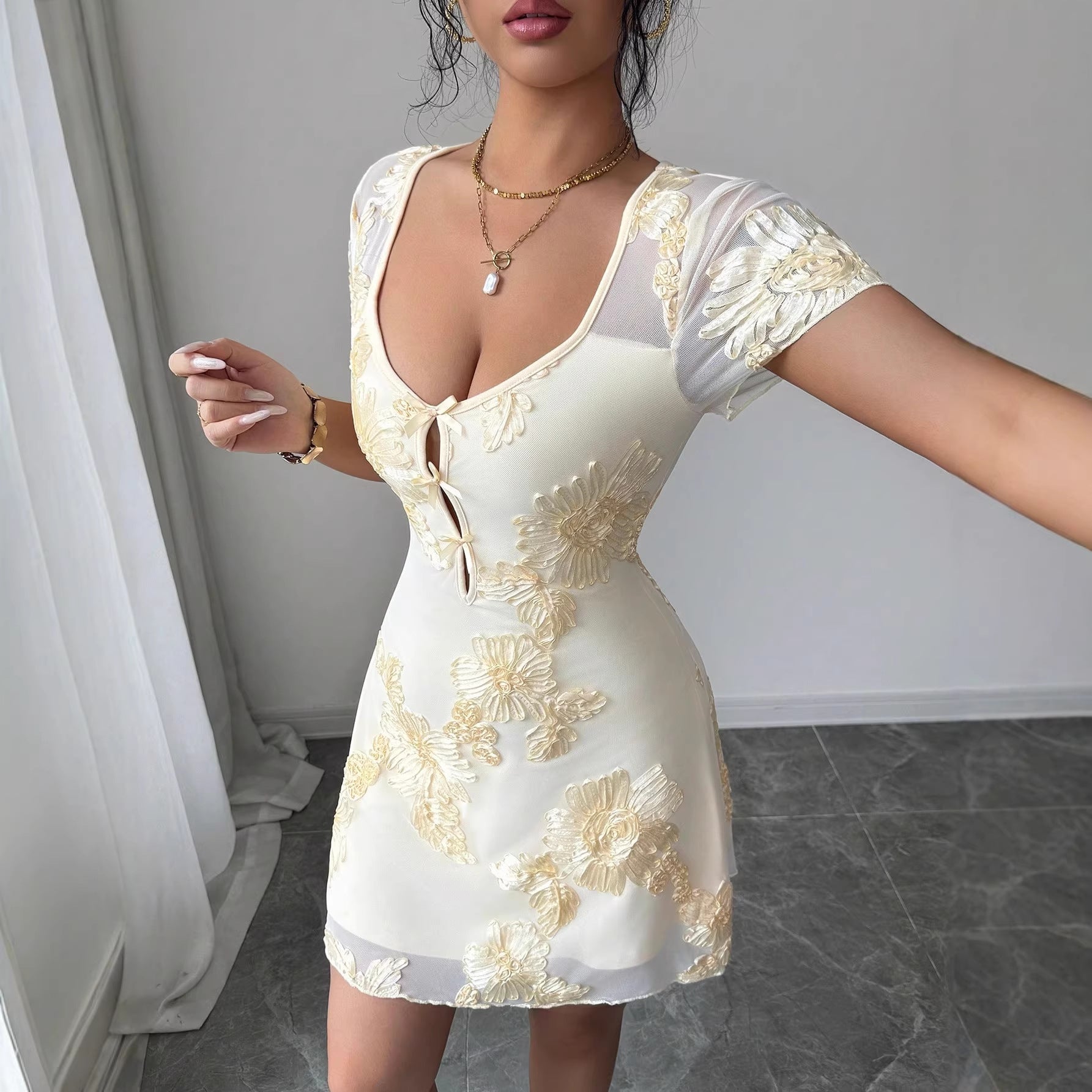 Robe mini en tulle ajustée pour femmes avec broderie florale tridimensionnelle, fente avant et manches courtes transparentes R&B