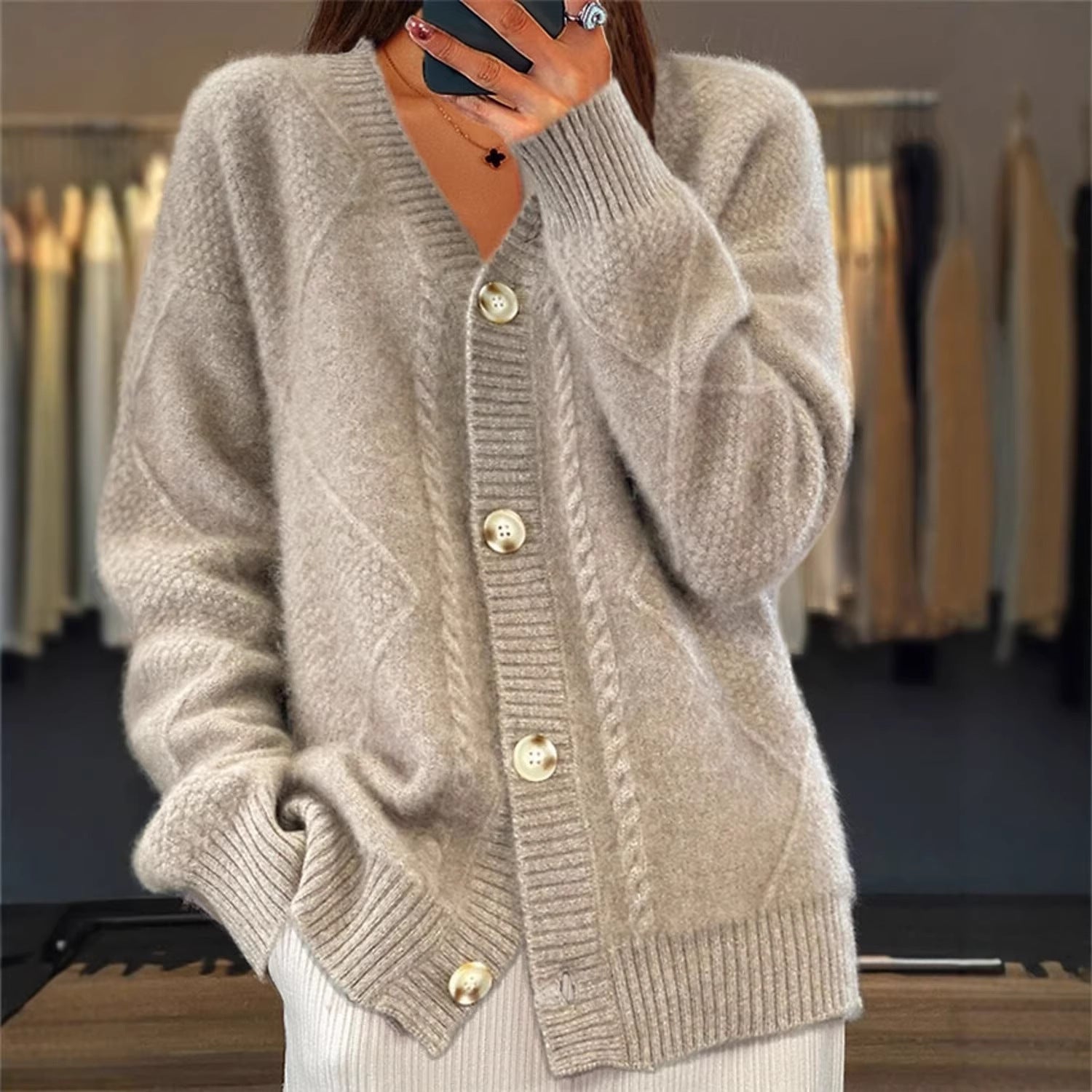 Cardigan en tricot oversize pour femmes avec motif en relief, décolleté en V et boutons en nacre Echo Archiv