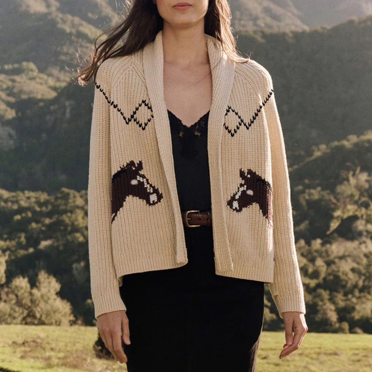 Cardigan en grosse maille pour femmes avec col à revers et intarsie de cheval Echoarchiv